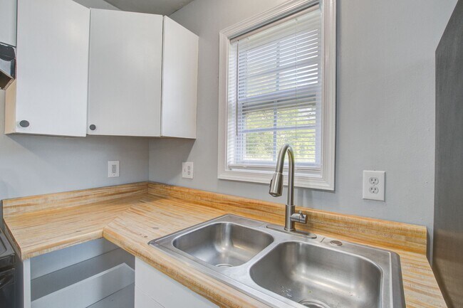 Building Photo - 3BR / 1BA Home for Rent in North Charleston – Available Now