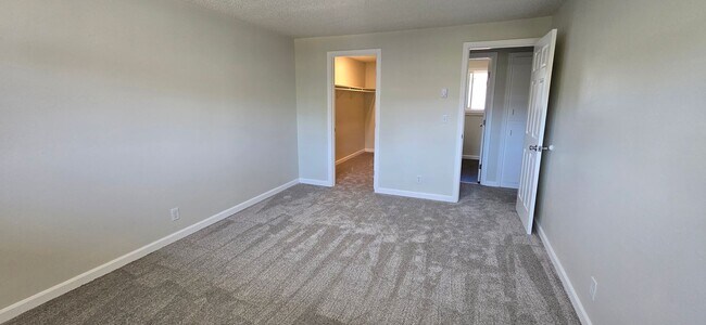 Building Photo - 2 Bedroom Townhouse *Move in Special*