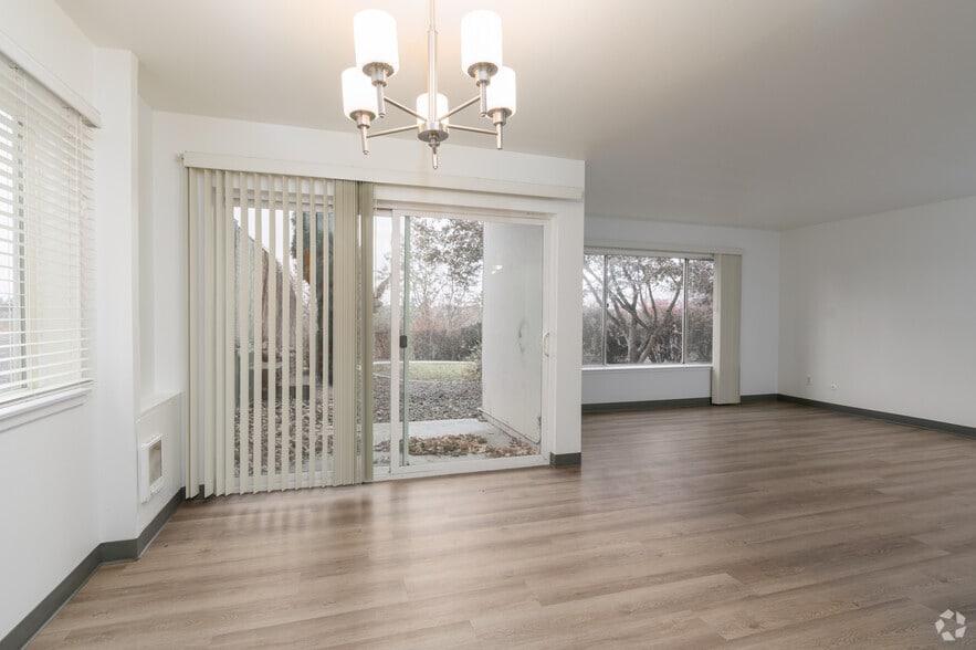 2BR, 1BA - 1100SF - Dining Room - Sunset House Apartments