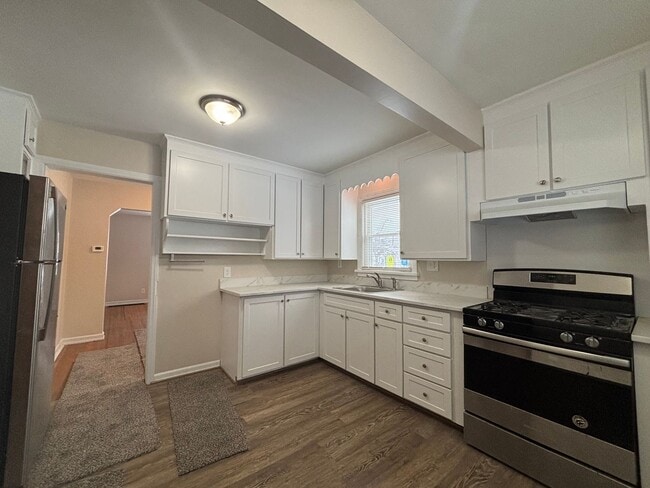 Building Photo - 3 Bedroom 1.5 Bath House - Parking/Laundry Hook-Ups!