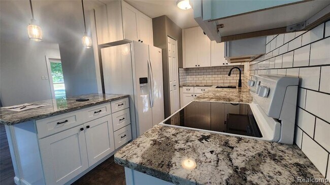 Building Photo - 6555 Manson Dr