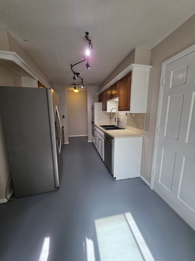Building Photo - Large 3 bedroom in Bethany