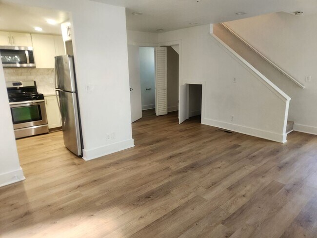 Building Photo - Clean and bright throughout, 2-bedroom, 1.5 Bathroom, two story unit in a great Windsor location!