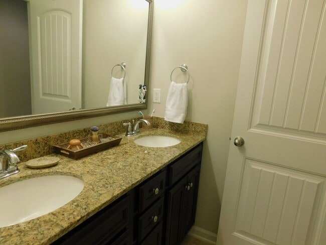 Building Photo - CUTE 4 BEDROOM AVAILABLE NOW
