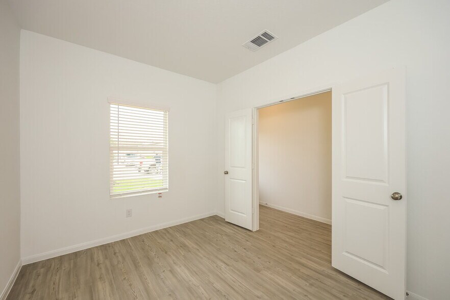 Building Photo - 9920 Pears Ml