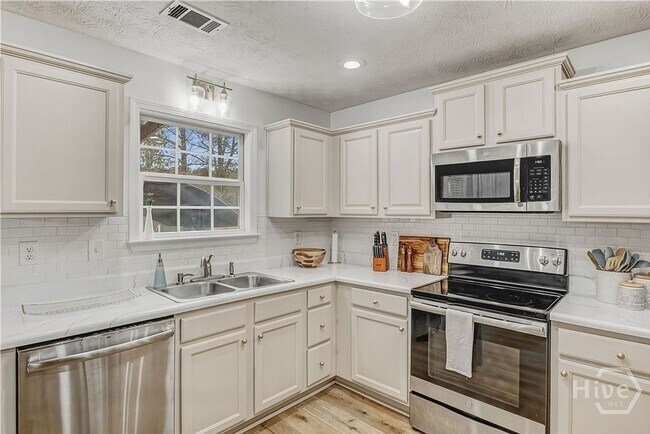 Building Photo - Beautiful 3BR/3BA Home with Private Pool in Commerce