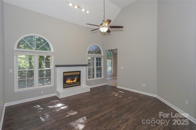 Building Photo - 840 Emerson Dr