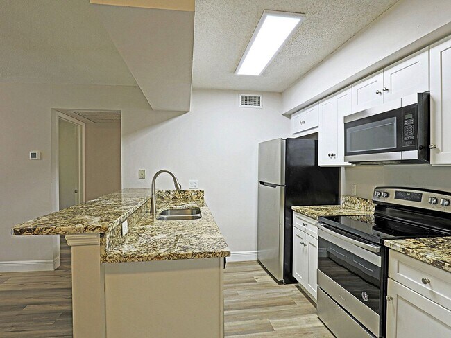Building Photo - 5305 Summerlin Rd