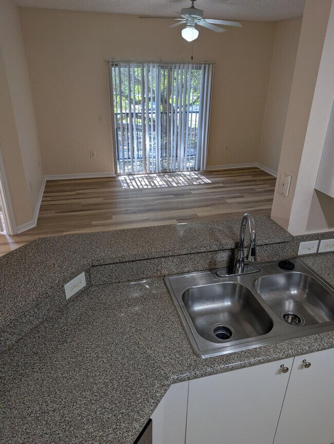 Building Photo - 350 Crestwood Cir