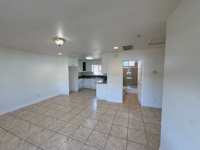 Building Photo - 253 E Plymouth St