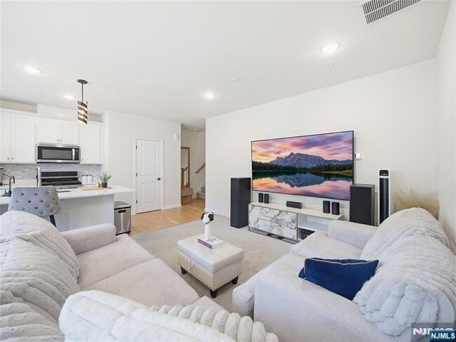 Building Photo - 44 Leahy Dr