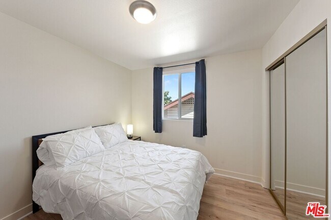 Building Photo - 5912 S Flower St