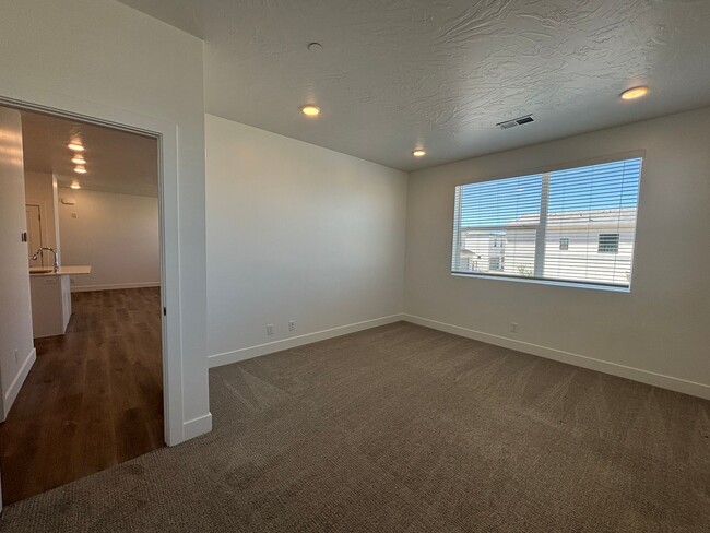 Building Photo - 1 BEDROOM APARTMENT FOR RENT IN DESERT COLOR!
