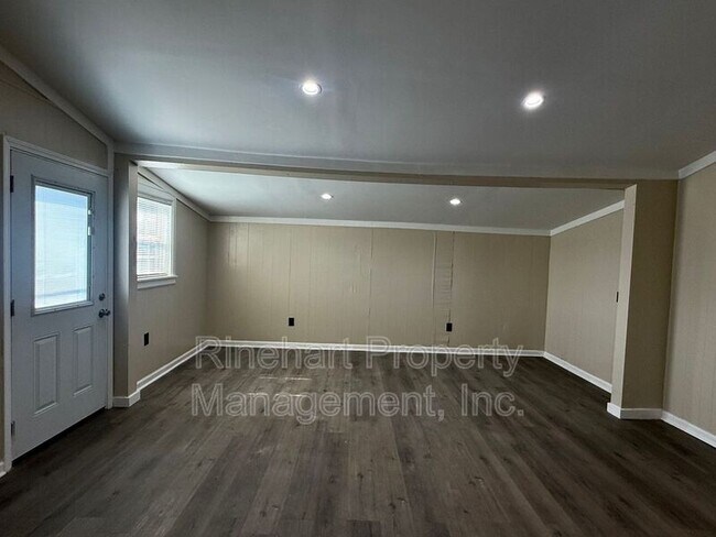 Building Photo - 242 S Cherry Rd