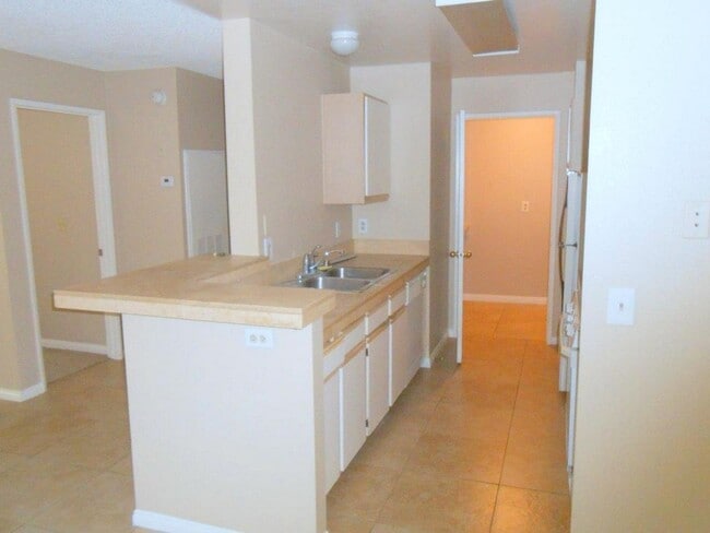 Building Photo - Spacious 2 bedroom Condo in Canyon Lake Community