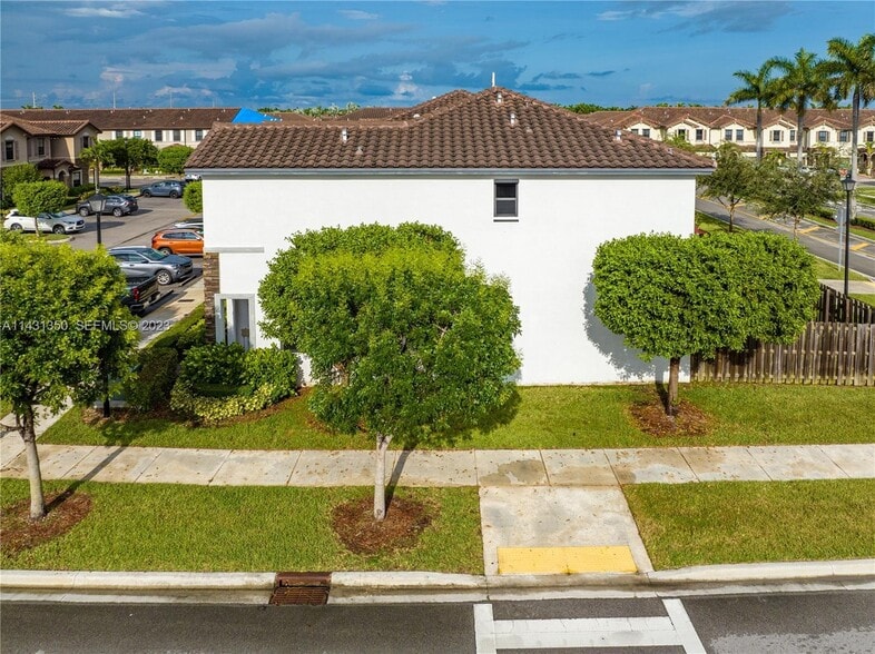 Building Photo - 705 SE 13th Street Cir