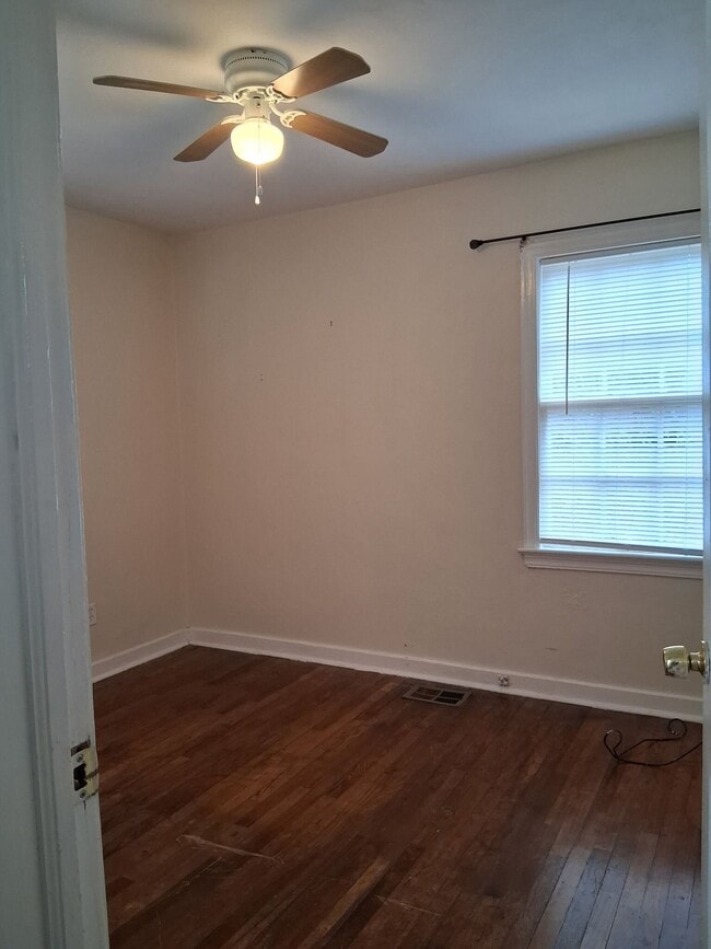 Building Photo - 647 Robinhood Rd