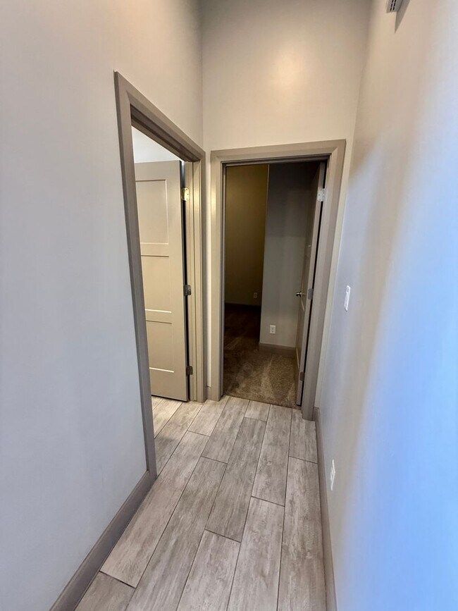 Building Photo - Spacious 2-Bedroom Duplex with Den & Fence...
