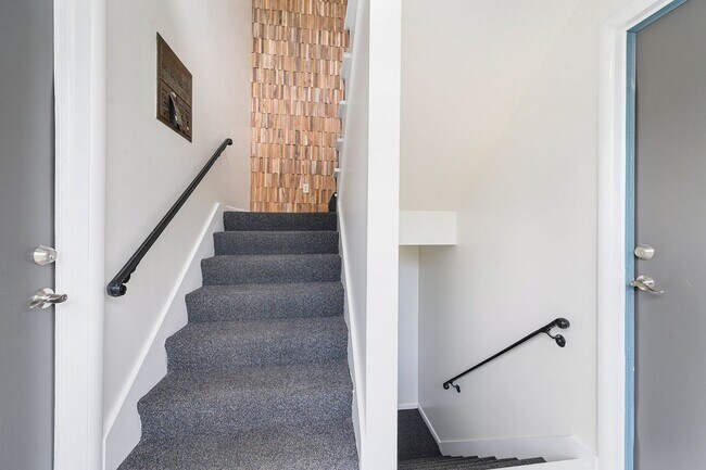 Building Photo - 1 Month Free, newly renovated Overland Par...