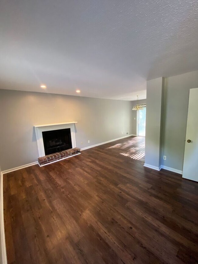 Building Photo - Remodeled 2 bedroom townhouse in Spartanburg!