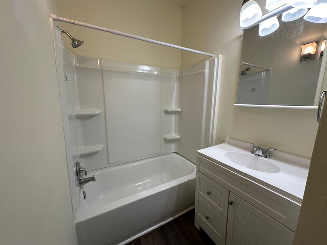 Building Photo - Great location off Country Club Road in th...
