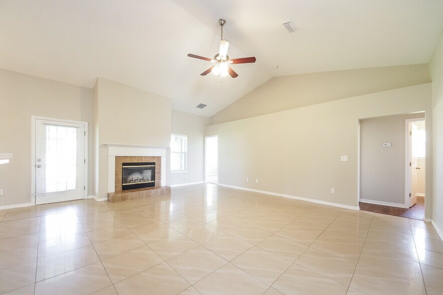 Building Photo - 3209 Silverado Cir