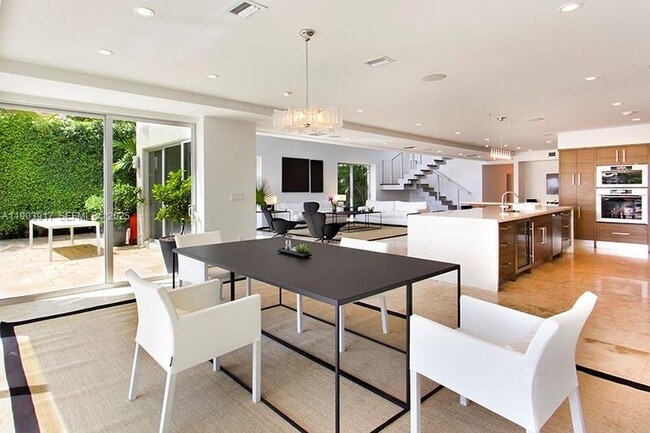 Building Photo - 405 E San Marino Dr