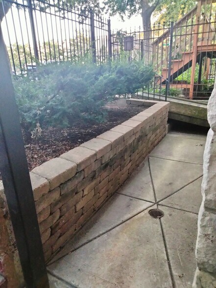 WG Apt front entry - 1618 S Washtenaw Ave