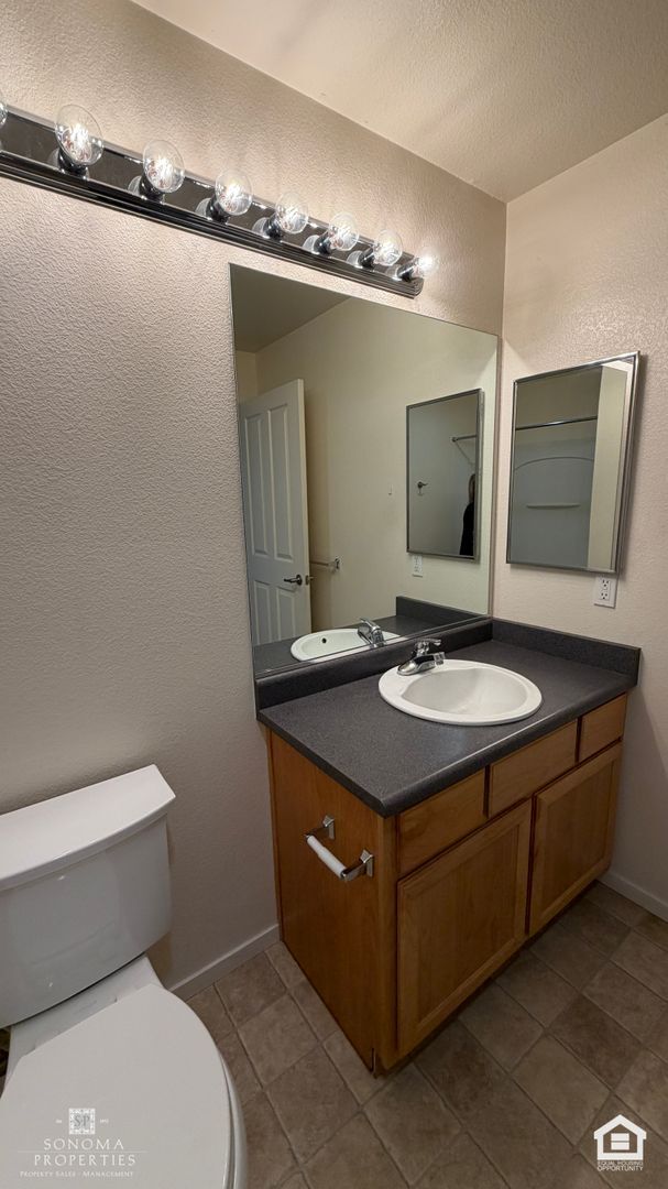 Building Photo - Must-See Charming Second-Level 1 Bedroom Apartment