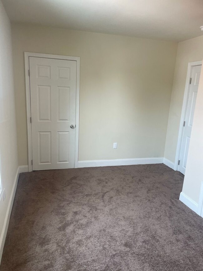 Building Photo - Large beautiful Home waiting for you