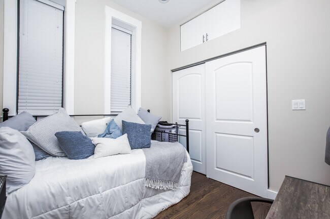 Building Photo - Gorgeous Condo Quality 2Bed/1Bath in Bucktown! In-Unit Laundry! Central Air! Parking!