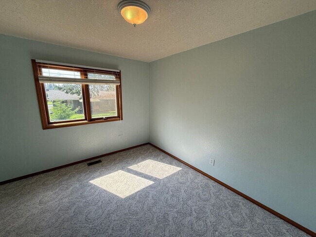 Building Photo - 460 SE Conifer Pl