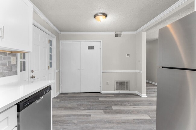 Building Photo - 121 Mark Twain Cir