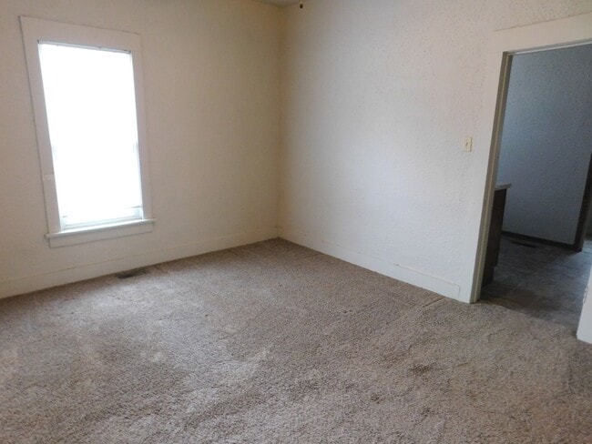 Building Photo - 2 bedroom/1 bath house located on a large ...