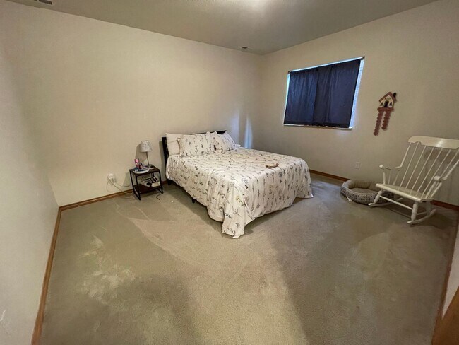 Building Photo - ADORABLE 5 BEDROOM, 4 BATH, 3 CAR GARAGE L...