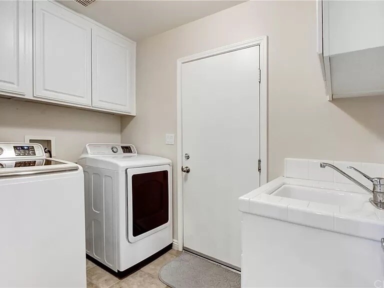 Building Photo - 2027 Warble Ct