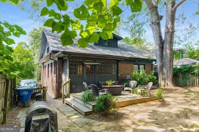 Building Photo - Renovated 2BR/1BA Attic Apartment with In-Unit Washer & Dryer – Prime Atlanta Location