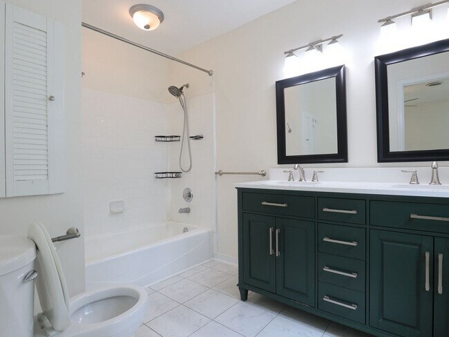 Building Photo - Spacious 4-Bedroom with Fenced Yard, Deck,...