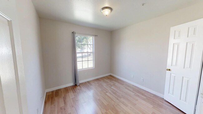 Building Photo - Single-story 3/2 Home Located in Highland,...