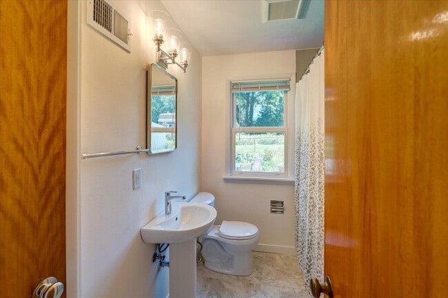 Building Photo - 401 Merrill Crest Dr