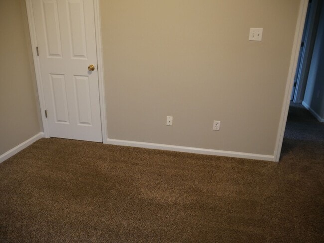 Building Photo - Three bedroom!