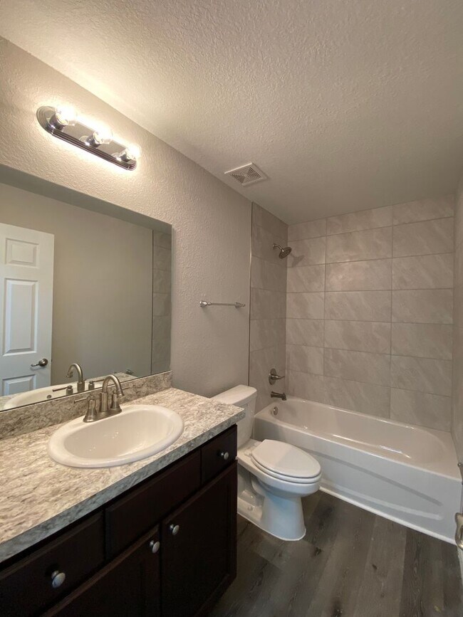 Building Photo - Desirable SE Neighborhood - 3/2/2 Silver Spring Shores **Available NOW**