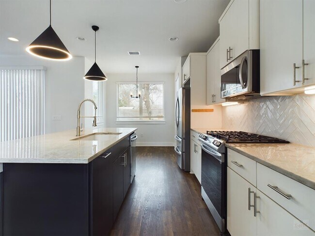 Building Photo - 1402 W 51st St