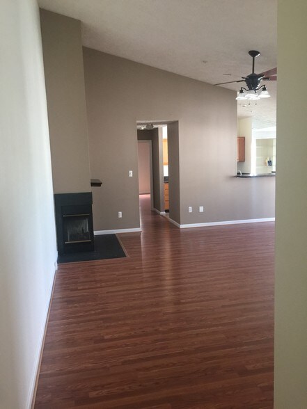 Building Photo - 5640 Wade Ct