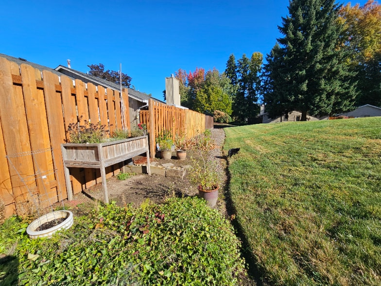 Building Photo - 2931 SE Bluebird Dr