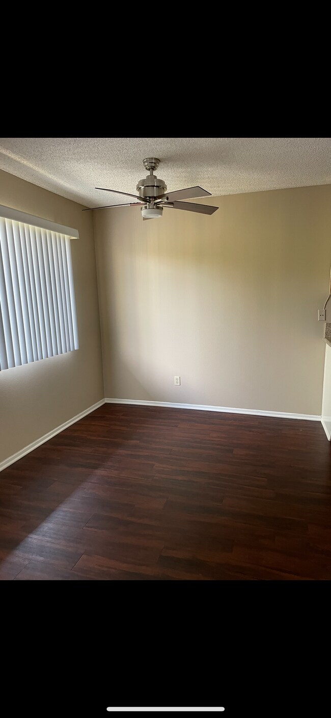 Building Photo - 215 E Elmwood Ave