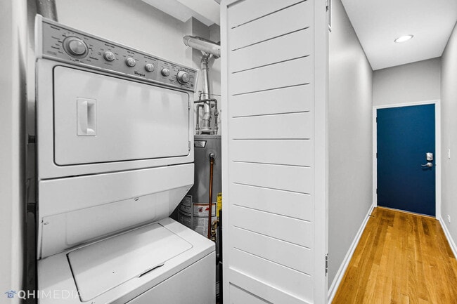 Building Photo - 833 W Lawrence Ave