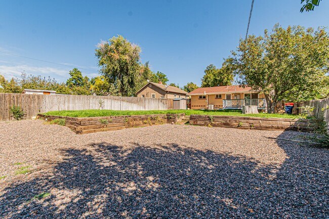 Building Photo - Exceptional 4-Bed, 2-Bath Home in Englewoo...