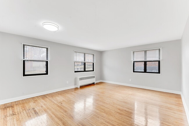 Building Photo - 121 Forest Ave