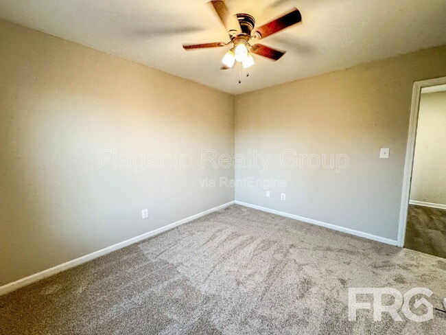 Building Photo - 200 Willow Pond Dr